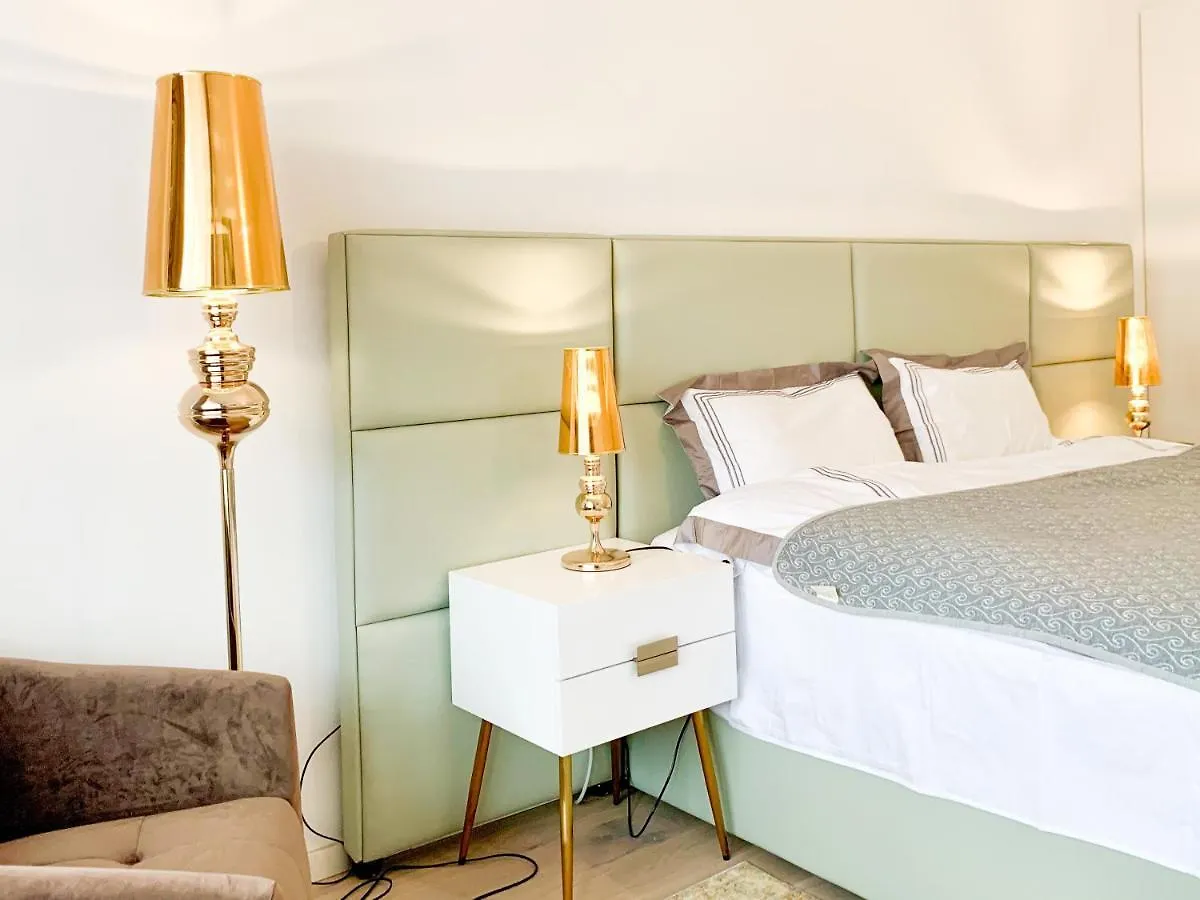 Nyaraló Luxury Suburb House - Bright, Quiet, Beautiful Villa Bécs